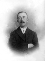 Alexander MacLennan, Bayhead Farm, Munlochy. Born at Gateside, Munlochy in 1878, the first of 16 children born to George MacLennan and Margaret MacKenzie, the oldest brother of Donald MacLennan (see 26614a_maclennan). Alexander died in 1926 at Bayhead, Munlochy. Copy. Damaged plate.     