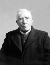 Reverend Ewen Macqueen (c1866-1949). Born in the Isle of Skye he married Jessie Campbell. They had four children; Catherine M (d1906), Malcolm C (c1908-1967), Cathie (c1910-1951) and Alice (c1912-1995). Cathie married Samuel Kersten. 