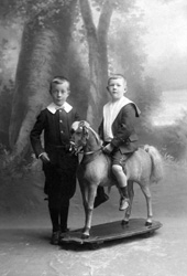 Andrew Paterson portrait of Robert Edgar (born 1894) and brother John (born 1899). Submitted by Susan Edgar Mutch. (AP/H-0294) 