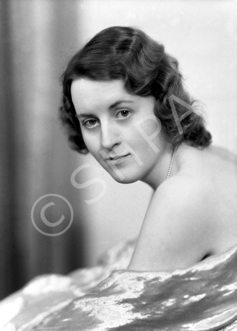 Portrait. This woman also appears in image numbers 29212a-d dated 1932.  #