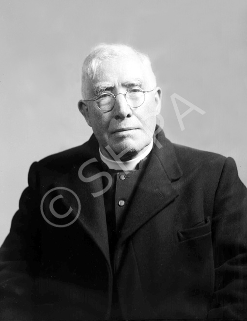 Reverend Ewen Macqueen (c1866-1949). Born in the Isle of Skye he married Jessie Campbell. They had four children; Catherine M (d1906), Malcolm C (c1908-1967), Cathie (c1910-1951) and Alice (c1912-1995). Cathie married Samuel Kersten. 