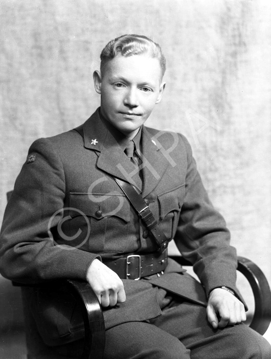 2nd Lt. Kaare Odd Hennes, 52nd Division Recce Regiment, Home Forces. In the 'Boats Escaping from Norway' website of World War II, Kaare Odd Hennes is listed as being onboard the 'M/B Havdur' (H30F) which departed Lono in Fjell on September 16th 1941, with 18 other people.   